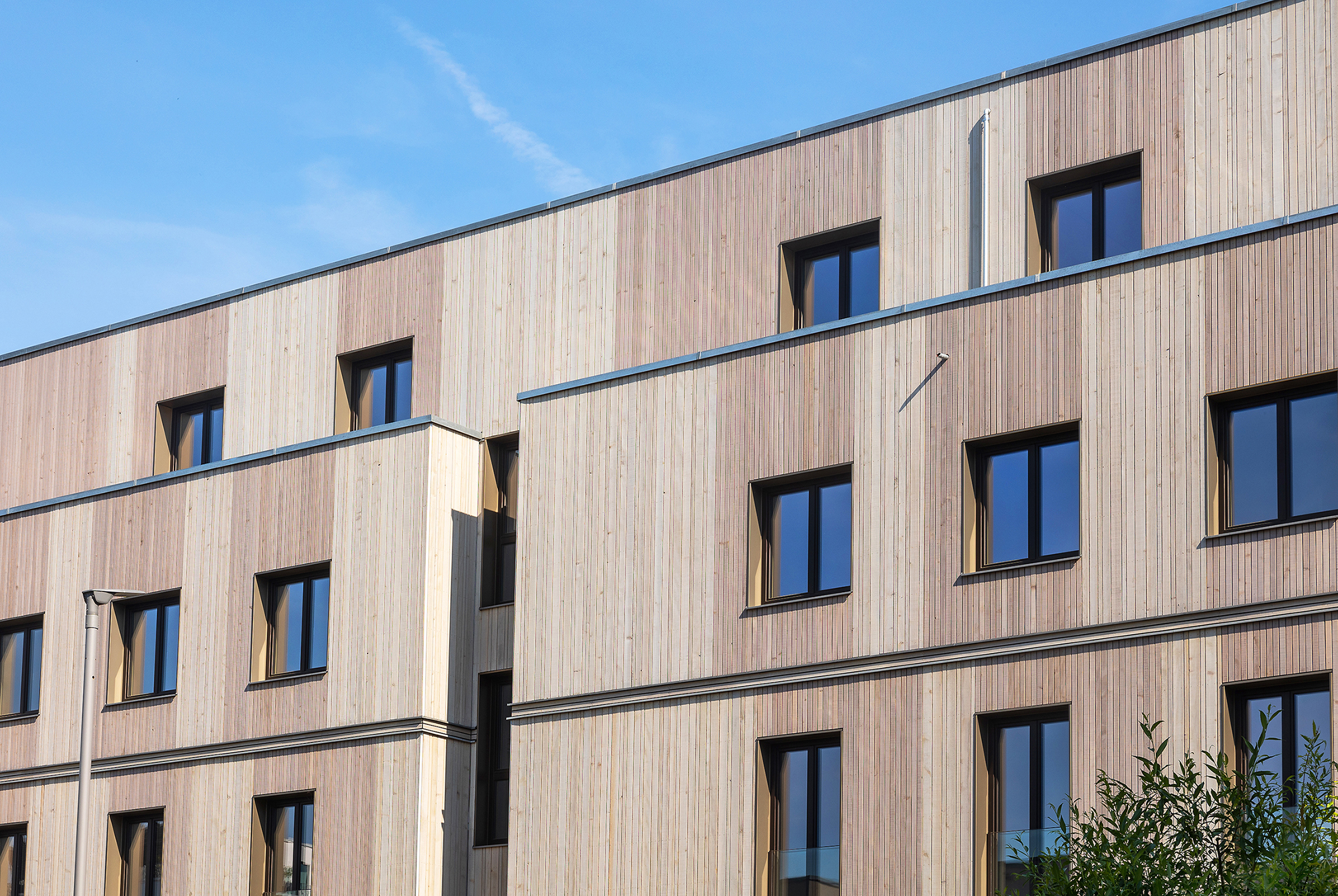 Die BUWOG LOTSENHÄUSER in Holz-Hybrid-Bauweise in Berlin-Grünau mit Blick auf die Fassade.
