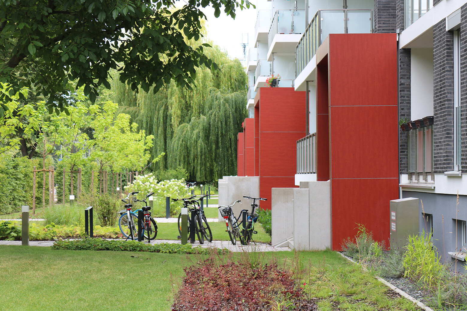Mit Blick vom Hof aus auf die Frontansicht eines Abstellplatzes für Fahrraeder vom BUWOG Neubauprojekt THE CHAMELEON im Rhein-Main-Gebiet