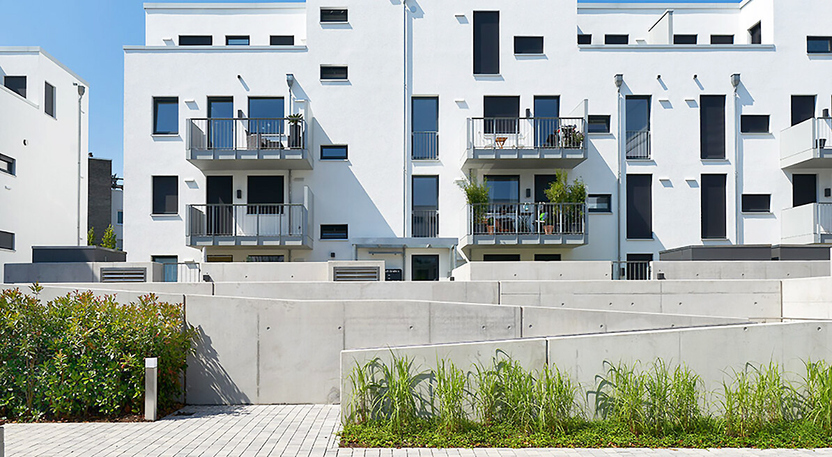 Mit Blick vom Hof aus auf einen Teil der Balkone des BUWOG Neubauprojekts BLINK YOUR EYES im Rhein-Main-Gebiet