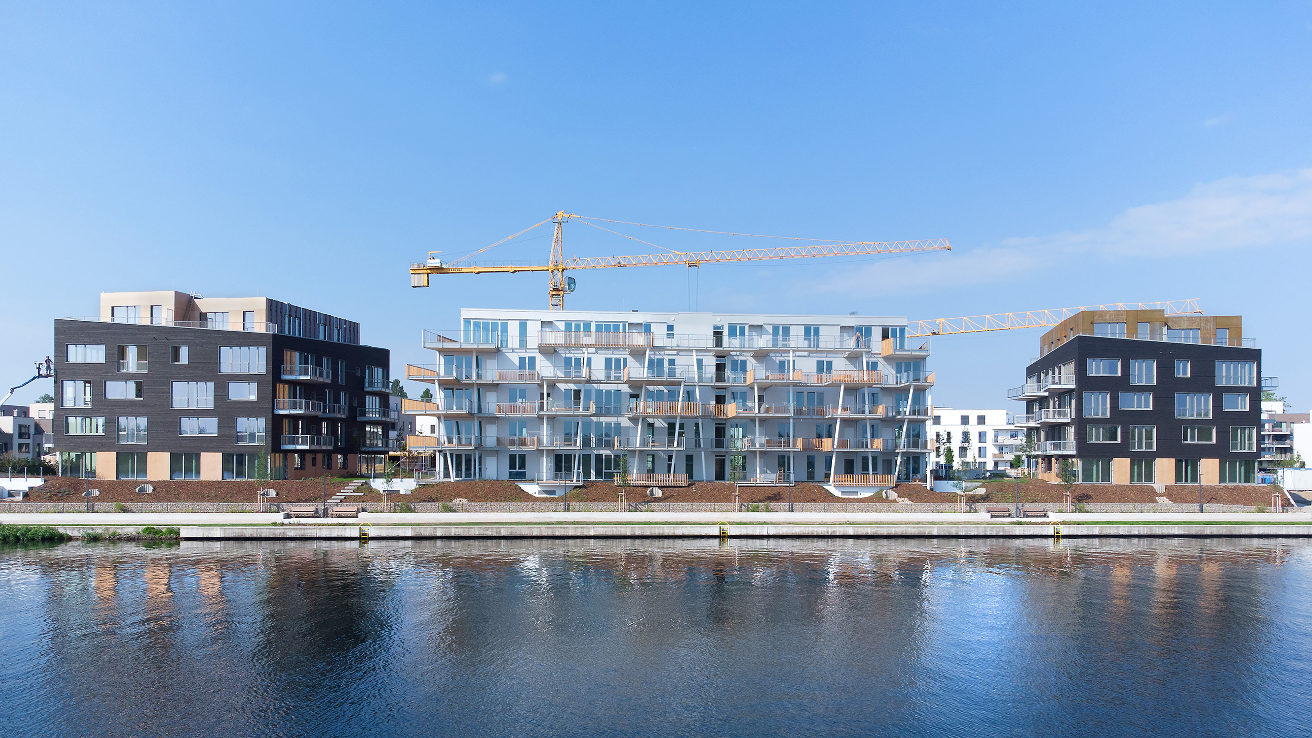Mit Blick vom Wasser auf die Frontansicht des BUWOG the View, welches zum Berliner BUWOG Quartier 52° Nord gehört