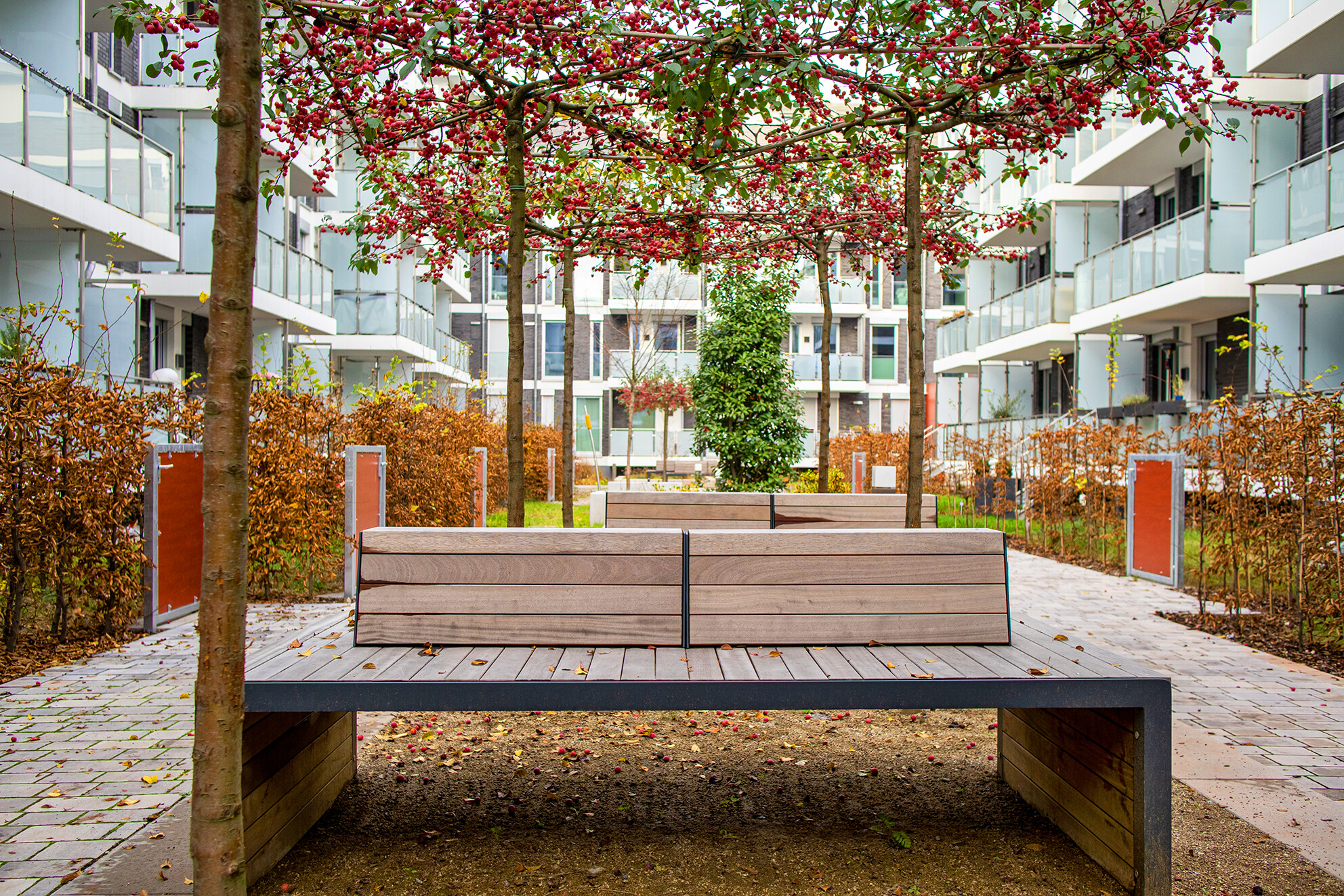 Mit Blick von Vorne und vom Hof aus auf Sitzbaenke des BUWOG Neubauprojekts THE CHAMELEON im Rhein-Main-Gebiet