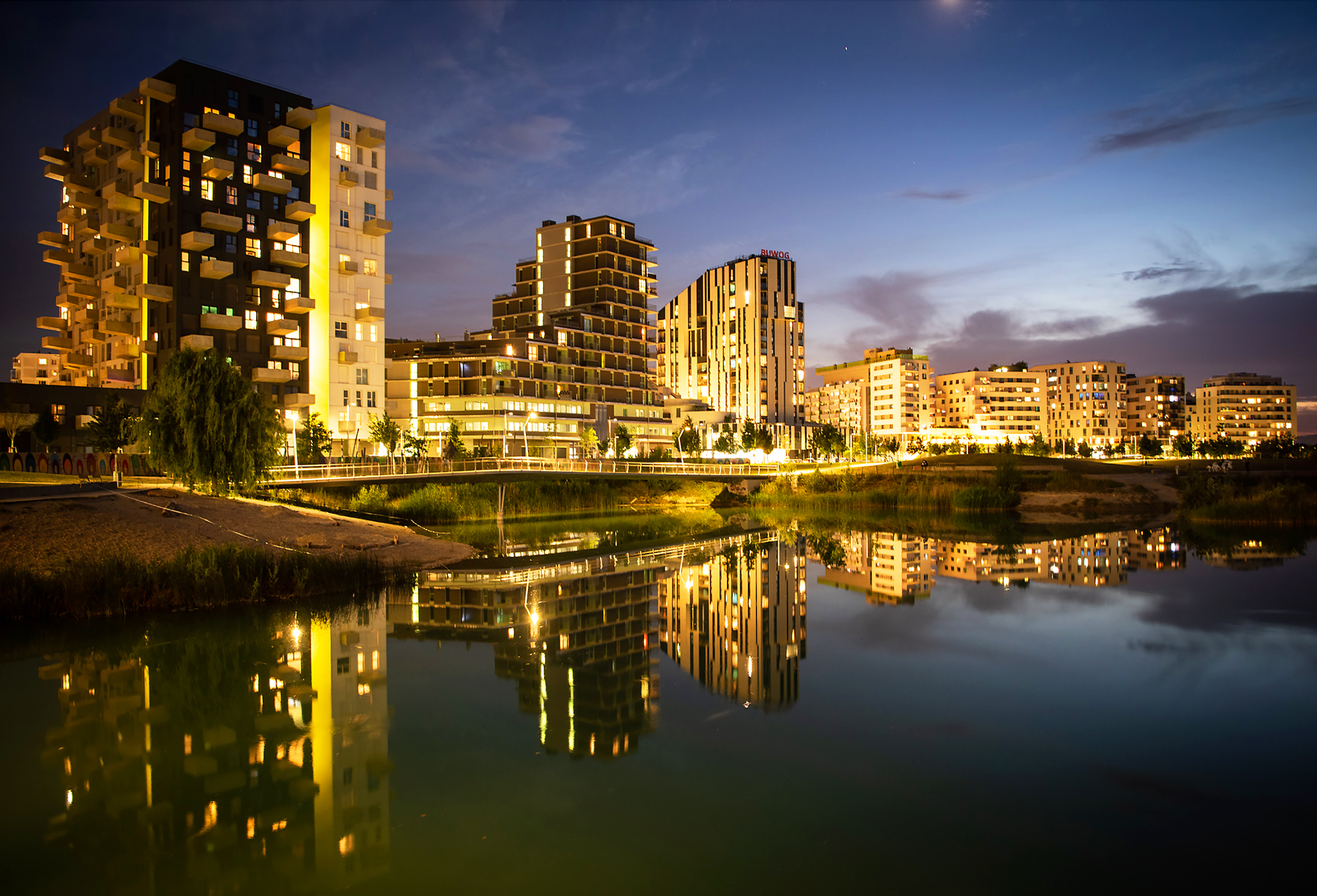 Panoramabild der Wiener Seestadt Aspern bei Nacht