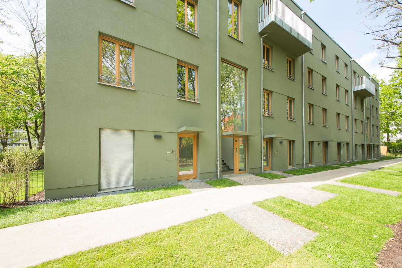 Blick von der Straße auf 1 Haus des Berliner BUWOG Quartier's Westenpark Pure