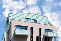 Mit Blick auf die Fassade eines Hauses des BUWOG Neubauprojekts SKYLiNE 1 im Rhein-Main-Gebiet