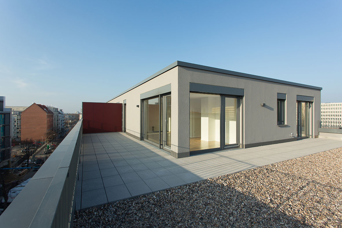 Mit Blick vom Dach aus auf das Staffelgeschoss des Berliner BUWOG Neubauprojekts in der Scharnhorststraße 4
