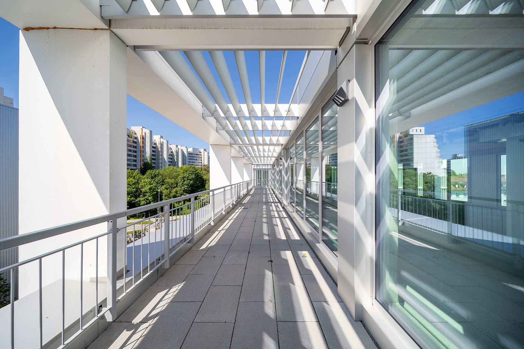 Laubengang einer Gewerbefläche des Neubauprojekts Hofmark am Olympiapark in München