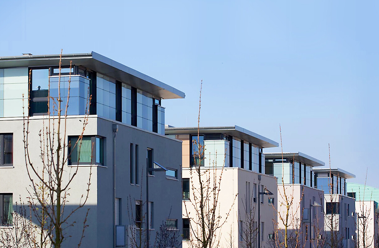 Mit Blick von der Naehe, der Seite und vom Hof aus auf das Wohnkomplex des BUWOG Neubauprojekts SKYLiNE 2 im Rhein-Main-Gebiet