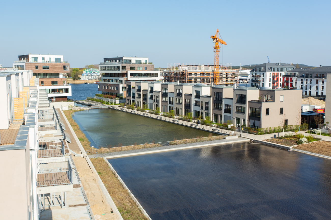 Mit Blick von einem höheren Balkon auf das komplette Berliner Neubauprojekt Seefeld II, welches zum BUWOG Quartier 52° Nord gehört