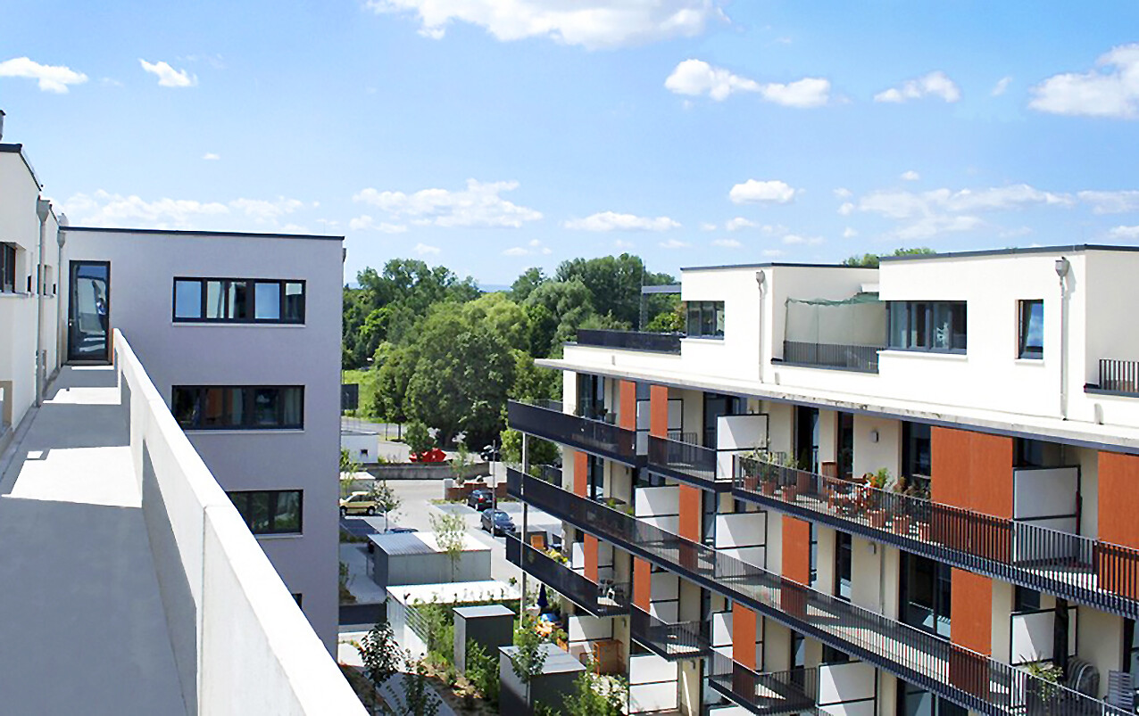 Mit der Vogelperspektive von einem Balkon aus auf die Seitenansicht mit Balkonen des BUWOG Neubauprojekts coloneo im Rhein-Main-Gebiet