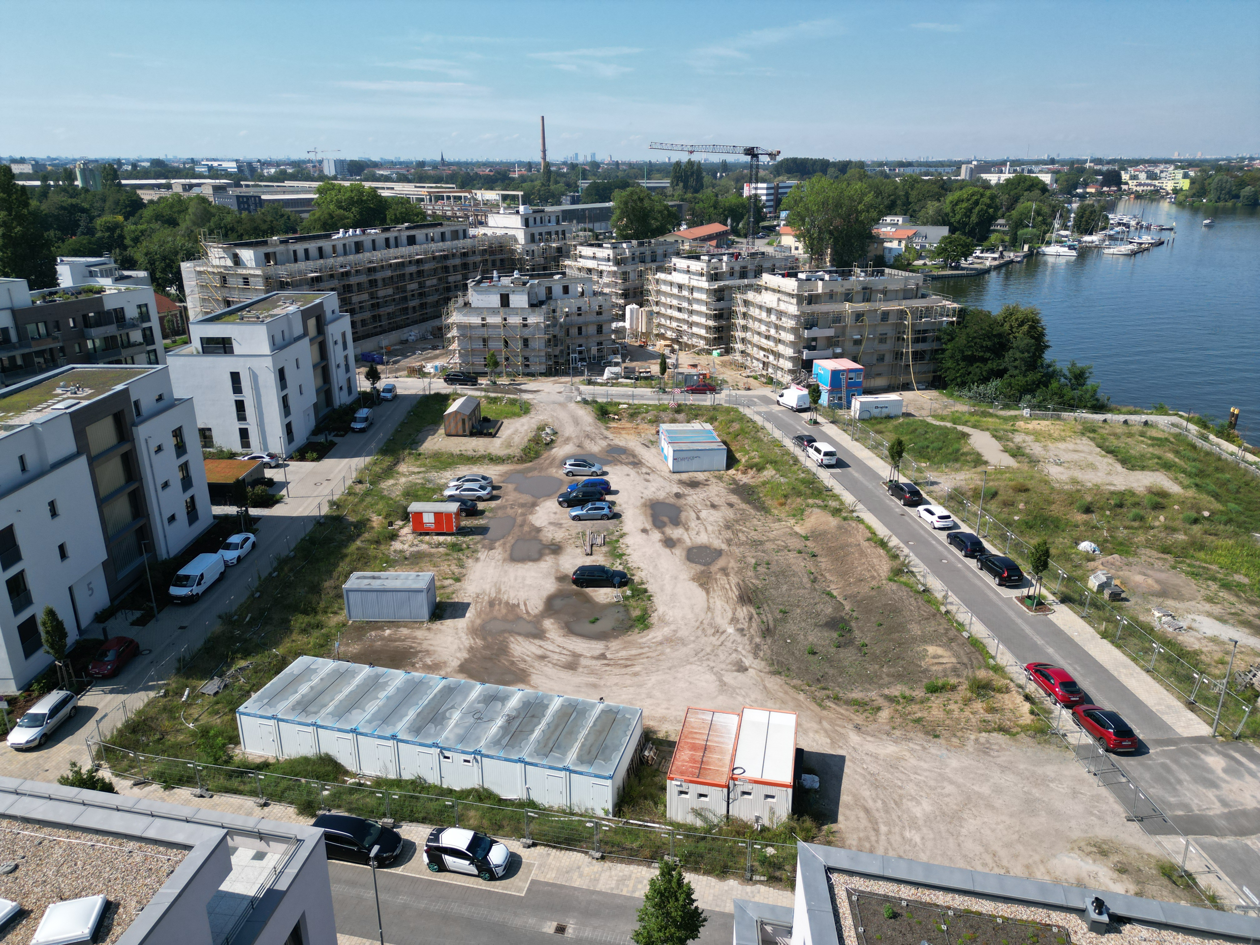 Aktuelle Drohnenaufnahme zeigt die Stelle, an der das Neubauprojekt Deck3 im Quartier 52° Nord entstehen soll