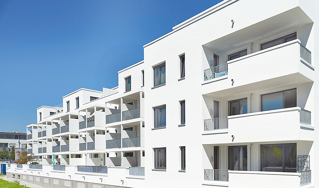 Mit Blick vom Hof aus auf die Frontansicht mit Balkonen des BUWOG Neubauprojekts GROOVIN’ HIGH im Rhein-Main-Gebiet