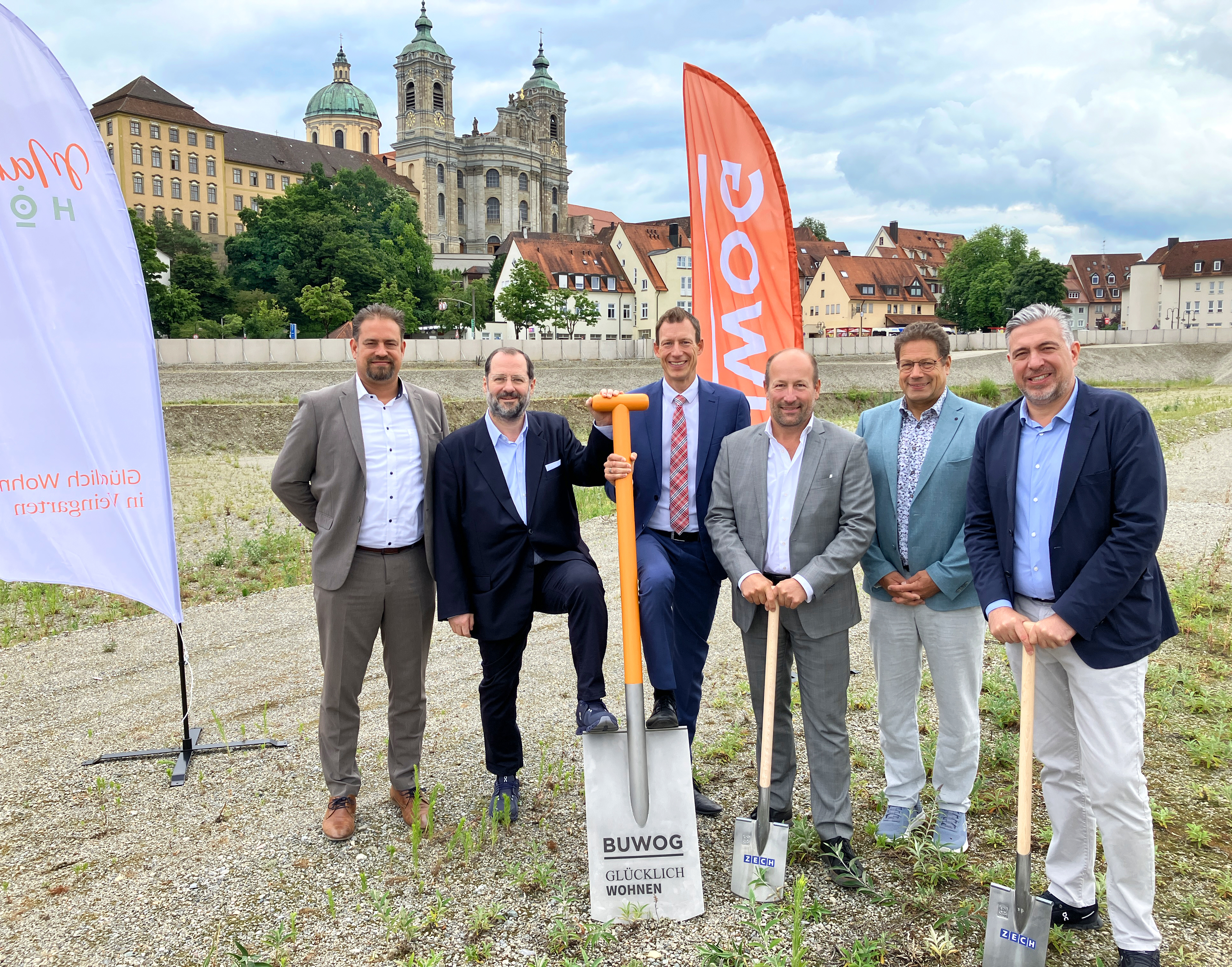 Ground-breaking ceremony for the Martinshöfe neighbourhood. From right to left: Andreas Holler (Managing Director BUWOG), Alexander Geiger (Building Mayor), Udo Sauter (Managing Director Construction Management BUWOG), Clemens Moll (Lord Mayor), Daniel Riedl (Board Member Vonovia), Felix Kenner (ZECH Hochbau AG, Branch Manager Stuttgart)