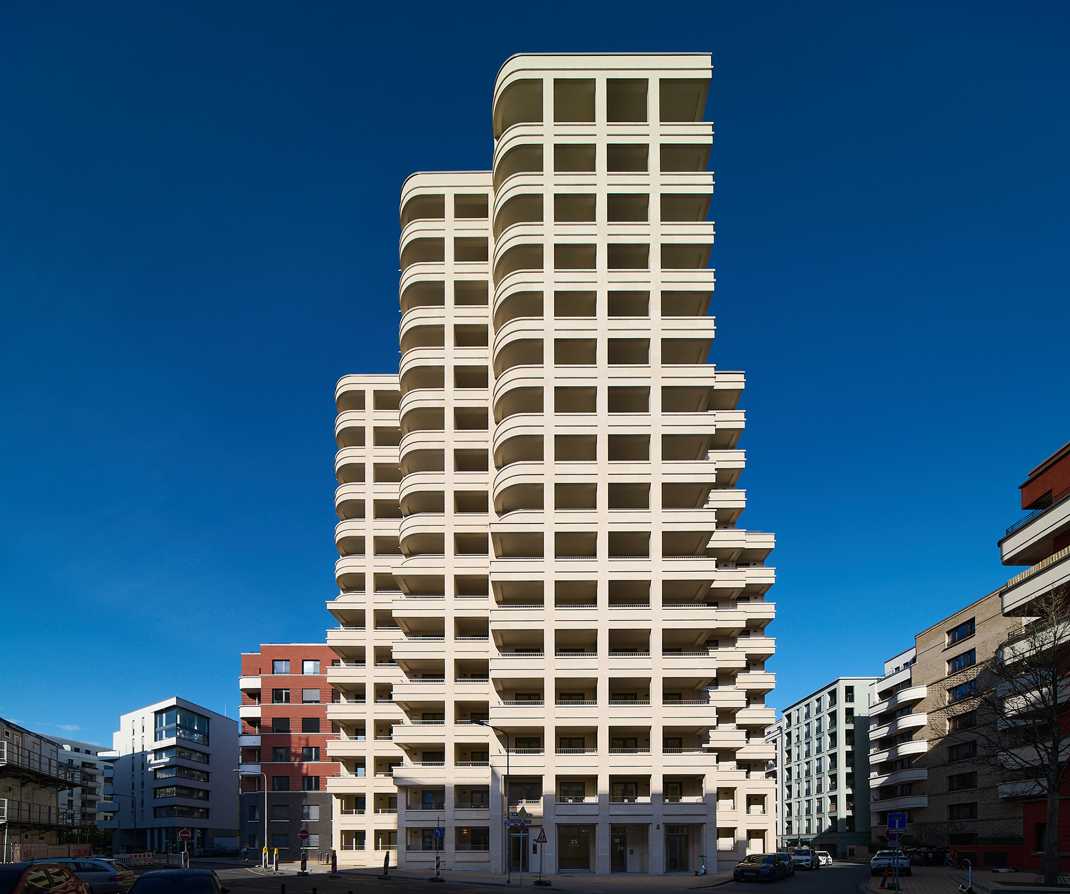 Zu sehen ist das Projekt DREI HORIZONTE von der Straße auf das komplette Gebäude