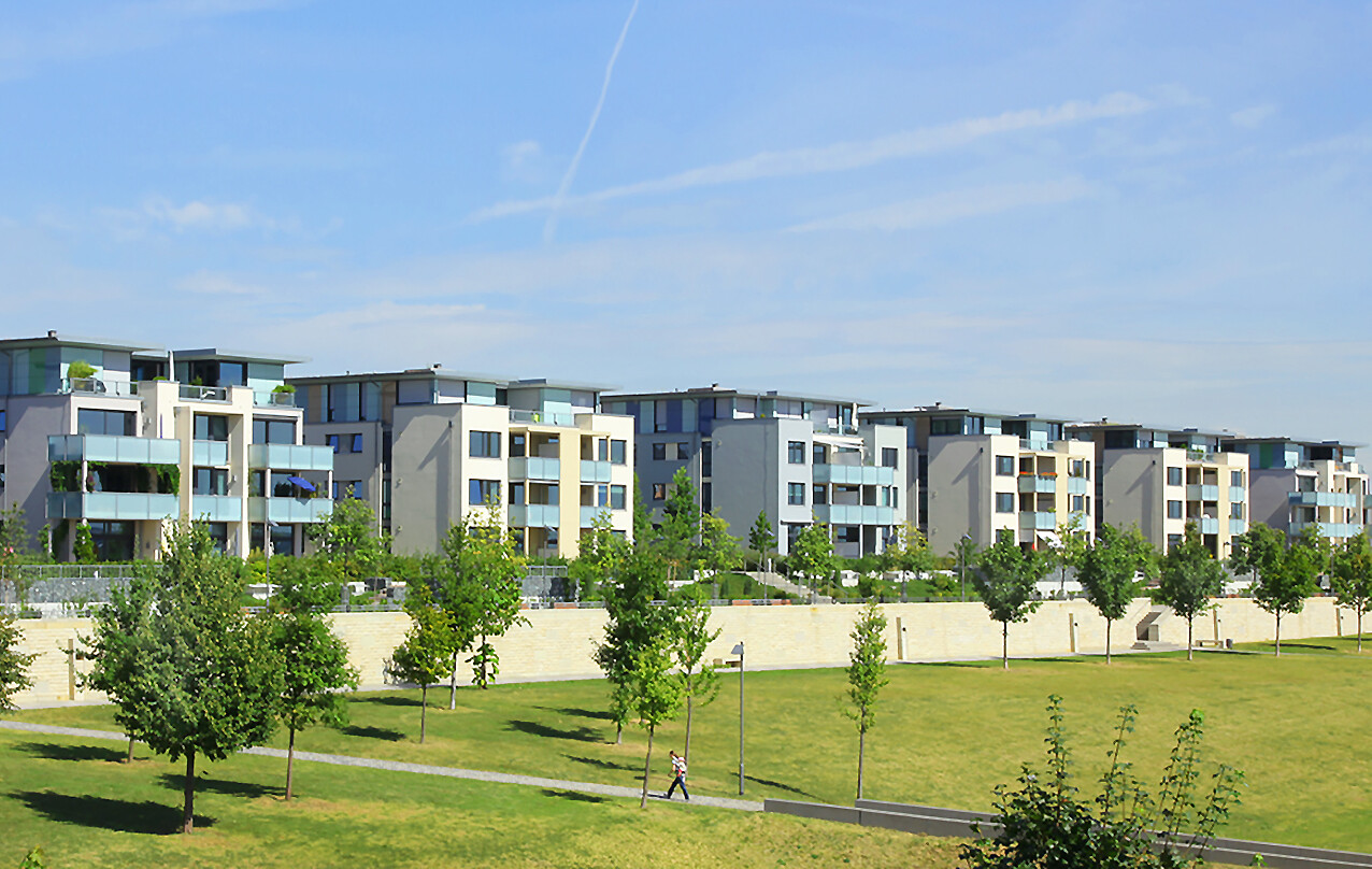 Mit der Vogelperspektive aus der Ferne auf die Ansicht des Wohnkomplexes vom BUWOG Neubauprojekt SKYLiNE 2 im Rhein-Main-Gebiet