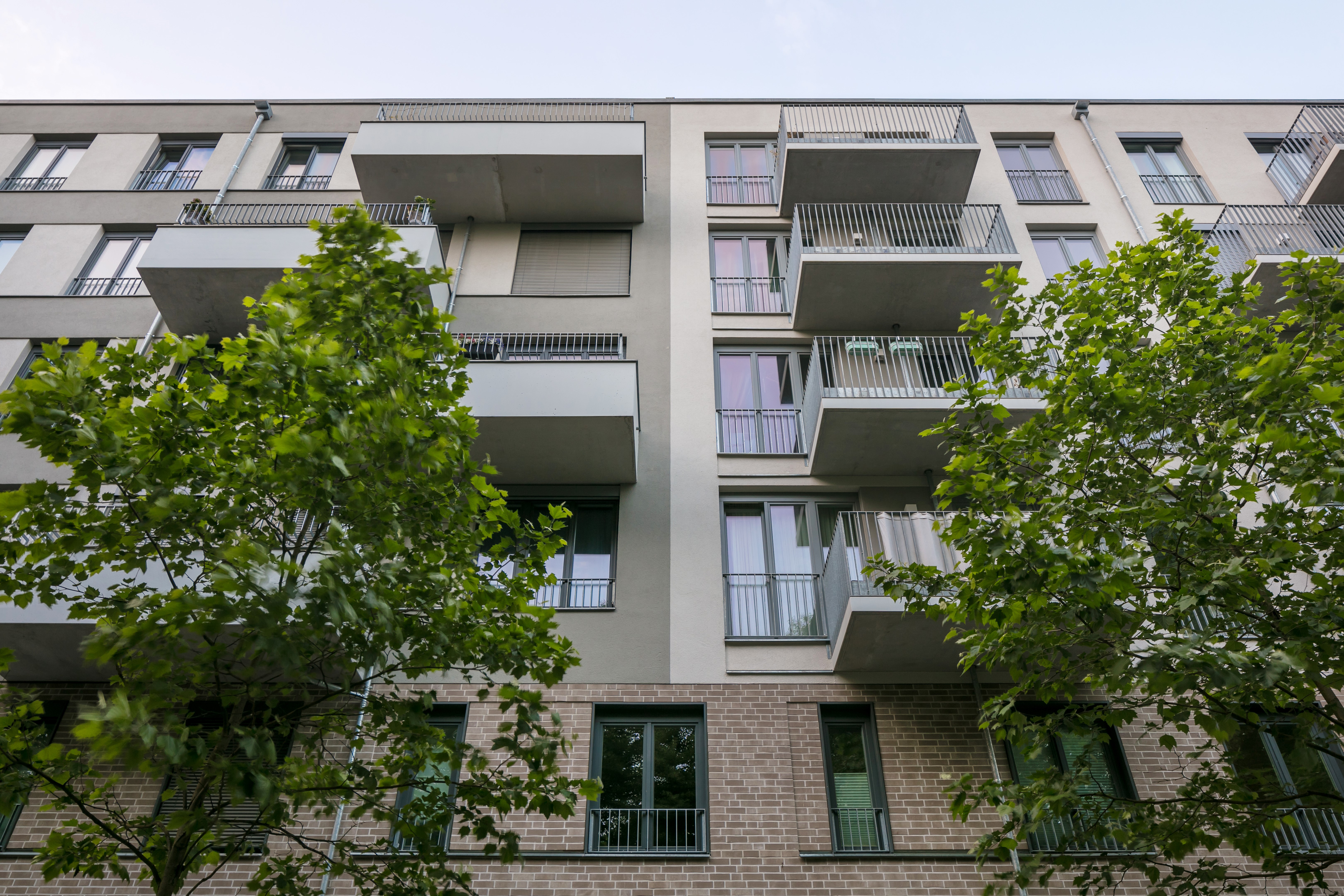 Mit Blick von der Straße aus auf die Außenansicht des Berliner BUWOG Neubauprojekts Gervin & Wilmers