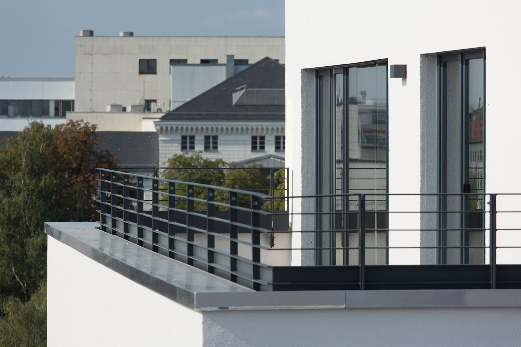 Nahansicht eines Balkons mit 2 Balkontüren vom Berliner BUWOG Quartier Chausseestraße 88
