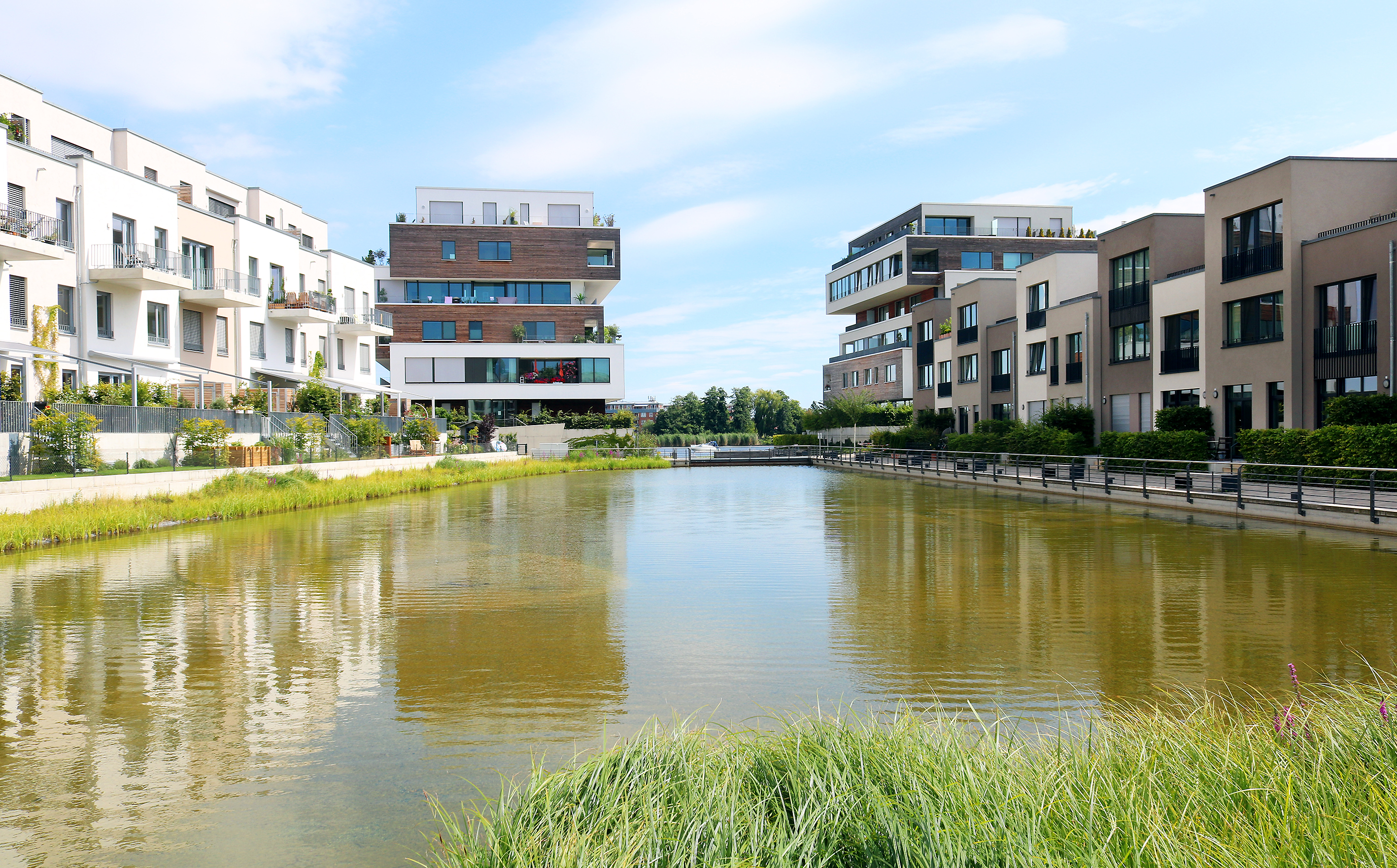 BUWOG-Quartier: Das zentrale Wasserbecken sammelt Regenwasser und dient der Klimaresilienz. Foto: Divé