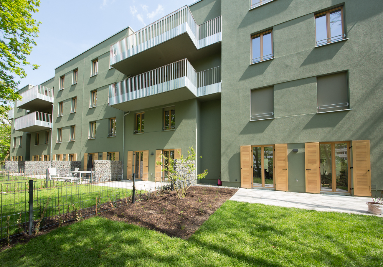 Blick auf den Hof und auf 1 Haus des Berliner BUWOG Quartier's Westenpark Pure
