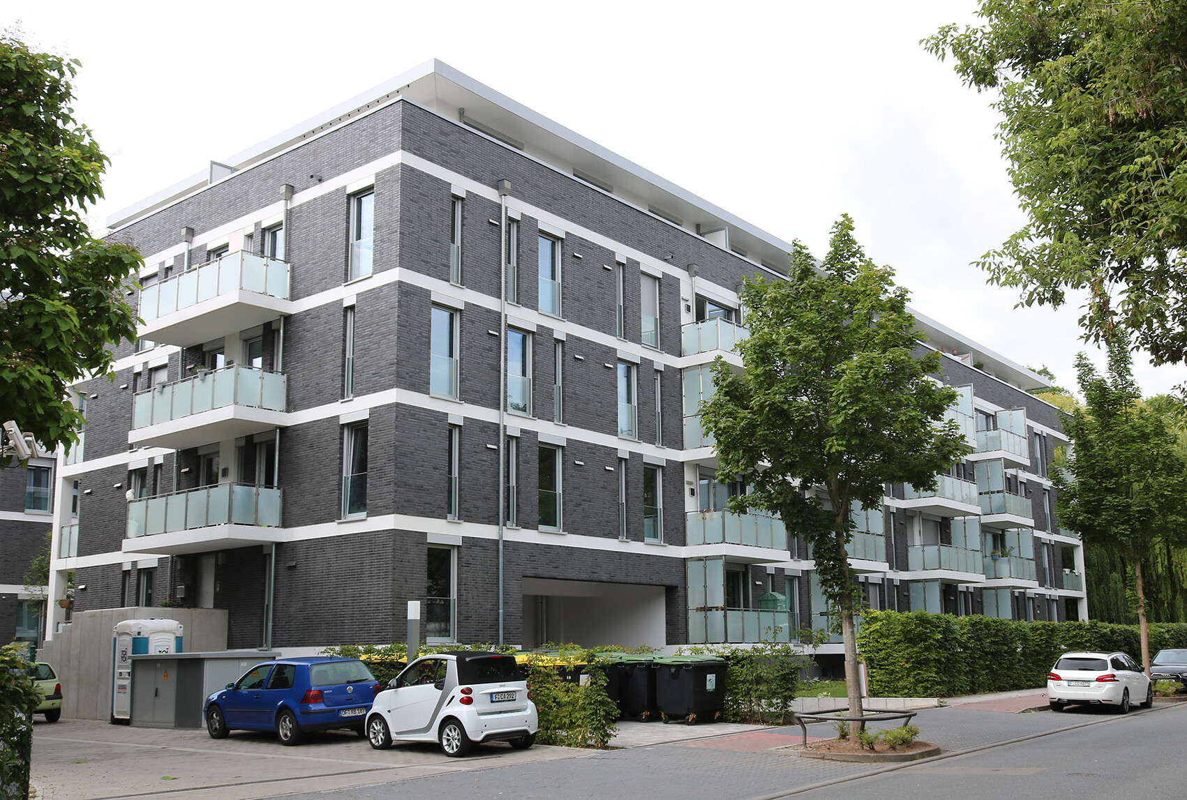 Mit Blick von der Seite und der Straße aus auf das Wohnkomplex des BUWOG Neubauprojekts THE CHAMELEON im Rhein-Main-Gebiet