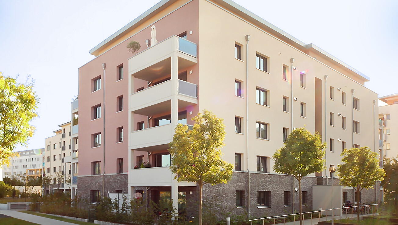 Mit Blick von der Seite aus auf die Hausansicht des Wohnkomplexes vom BUWOG Neubauprojekt Saloë im Rhein-Main-Gebiet