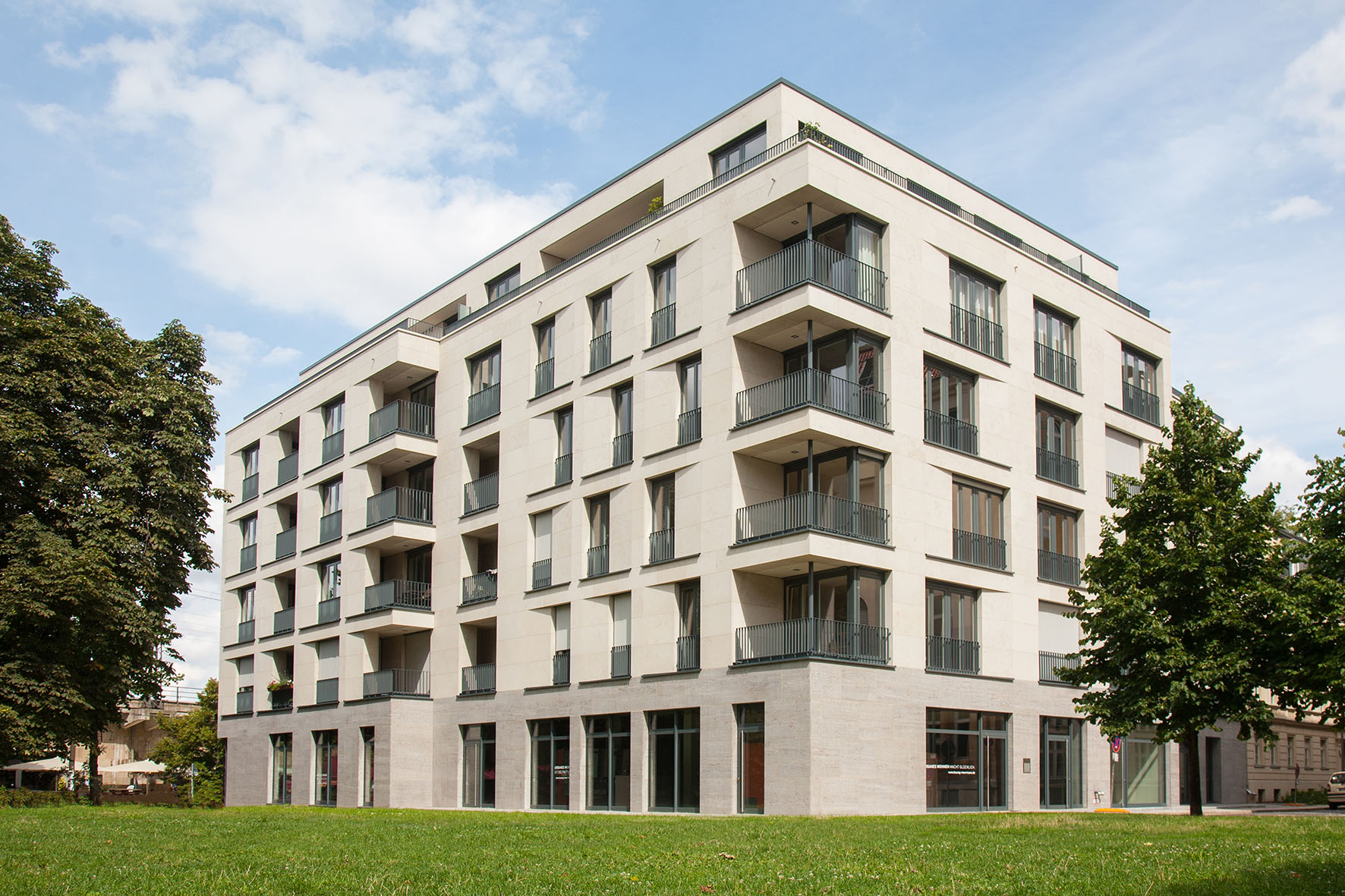 Mit Blick vom Hof aus auf die Außenansicht des Berliner BUWOG Neubauprojekts Humboldt Palais