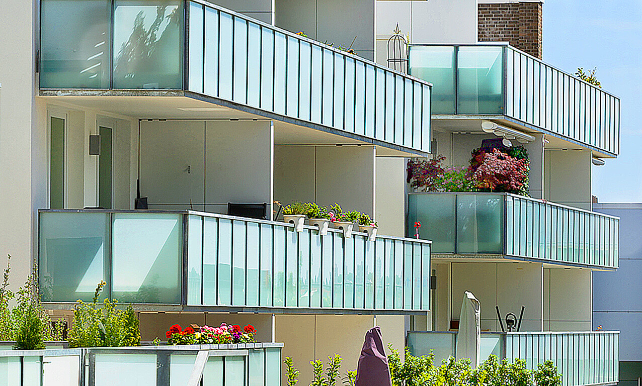 Mit Blick von der Seite aus auf die Balkone des BUWOG Neubauprojekts feelin’ good im Rhein-Main-Gebiet