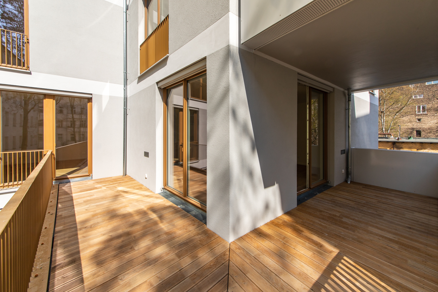 Blick von einer Terrasse in eine Wohnung des Projekts Xberg Living