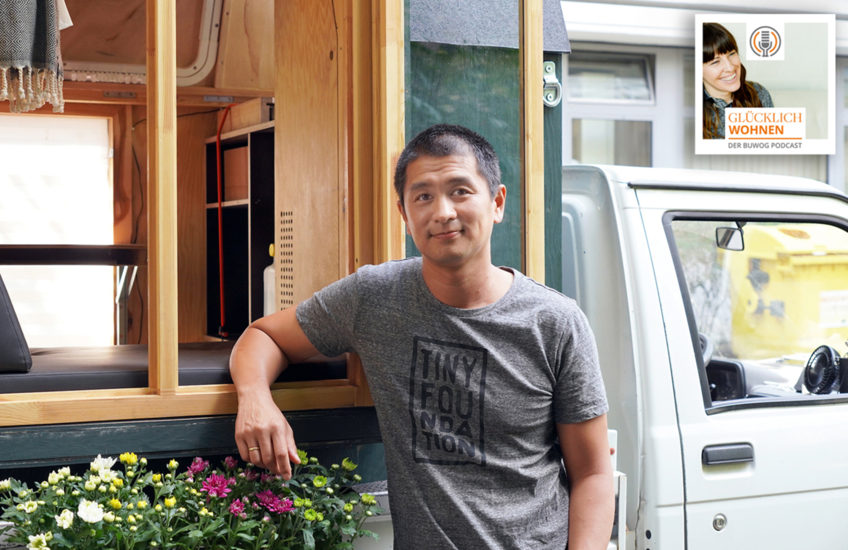 Der Architekt Van Bo Le-Mentzel vor einem Tiny House