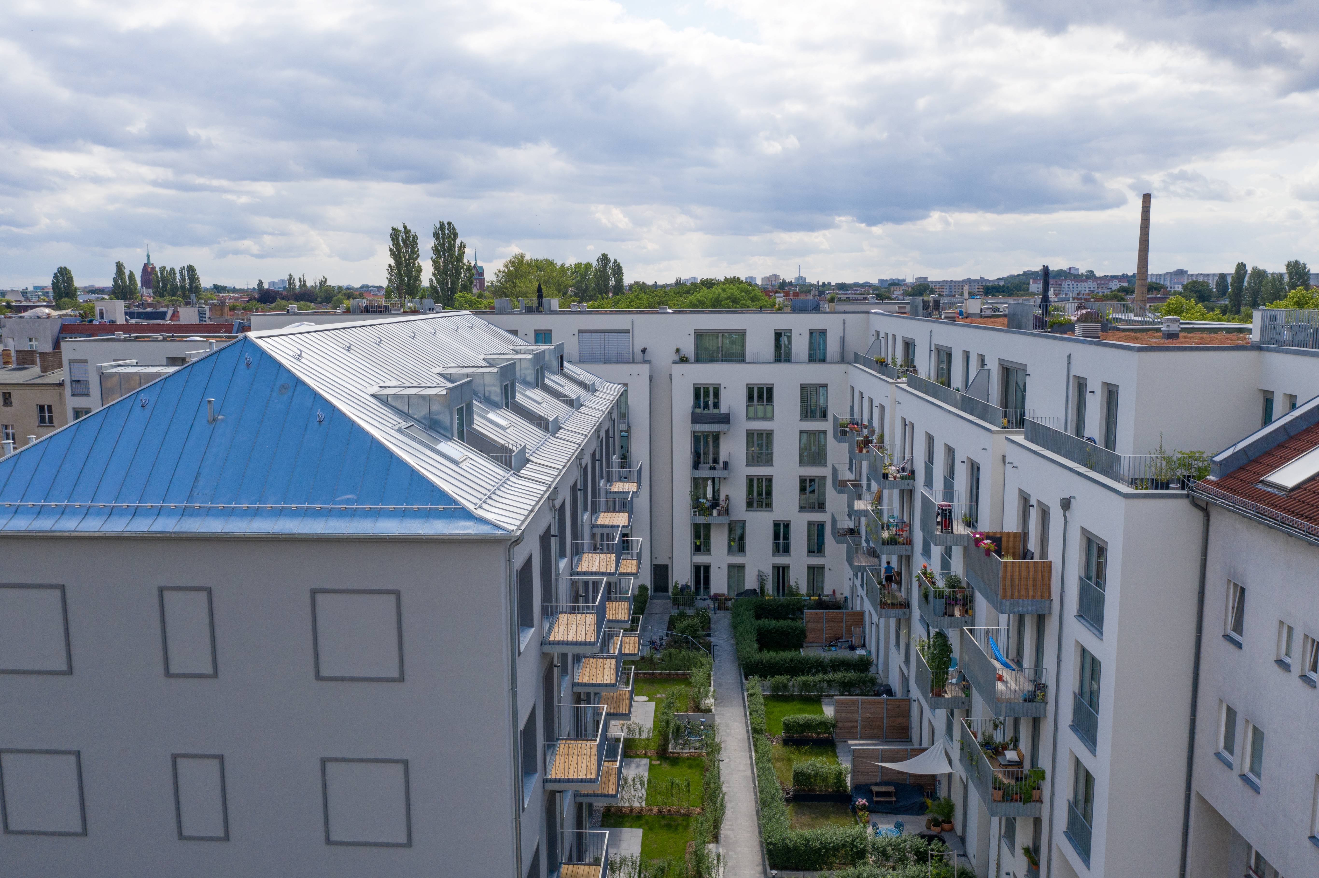 Blick vom Innenhof aus der Ferne auf das Berliner BUWOG Quartier MAY & NIELSEN Gartenhaus