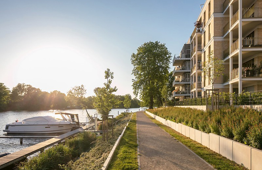 Blick von der Promenade: links das Wasser und rechts das Berliner BUWOG Quartier Uferkrone Suno