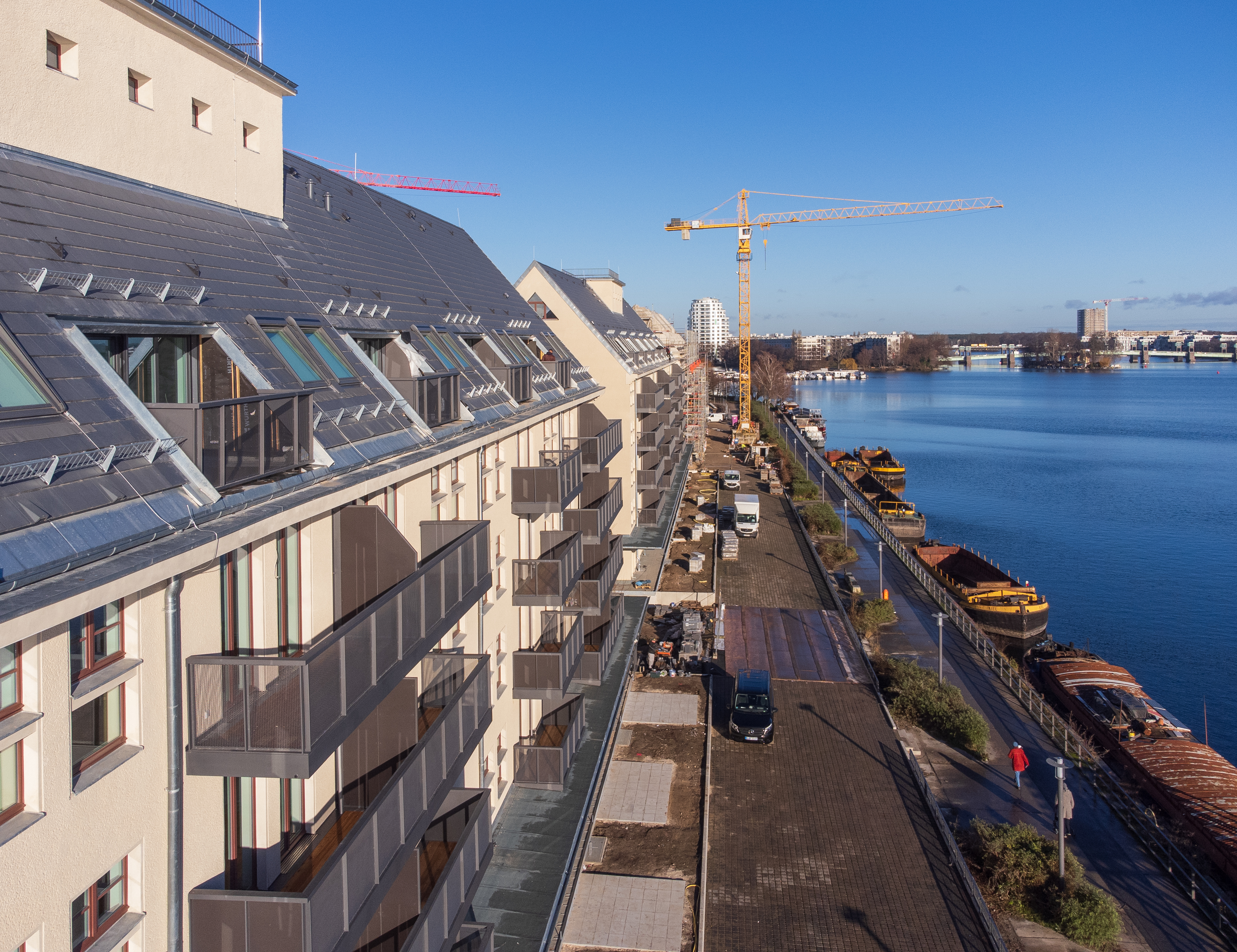 Mit seitlichem Blick auf die Balkone der Denkmalspeicher vom Speicherballett