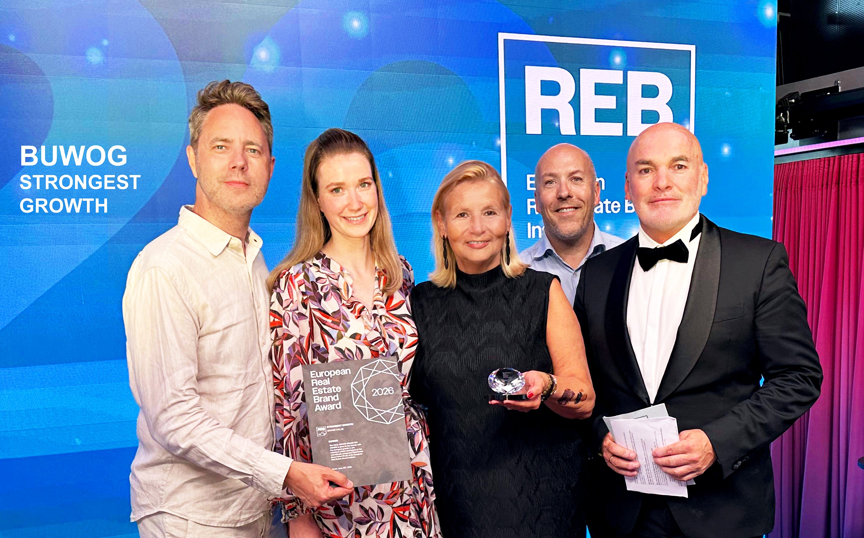 Beste Marke, stärkstes Wachstum und CMO des Jahres: Die BUWOG wird mit drei REAL ESTATE BRAND AWARDS prämiert. Foto: REB-Direktor Harald Steiner, Michael Divé (BUWOG), Dr. Ingrid Fitzek-Unterberger (CMO Of The Year) und Natalie Giese mit Christian Kaul vom BUWOG-Marketingteam.