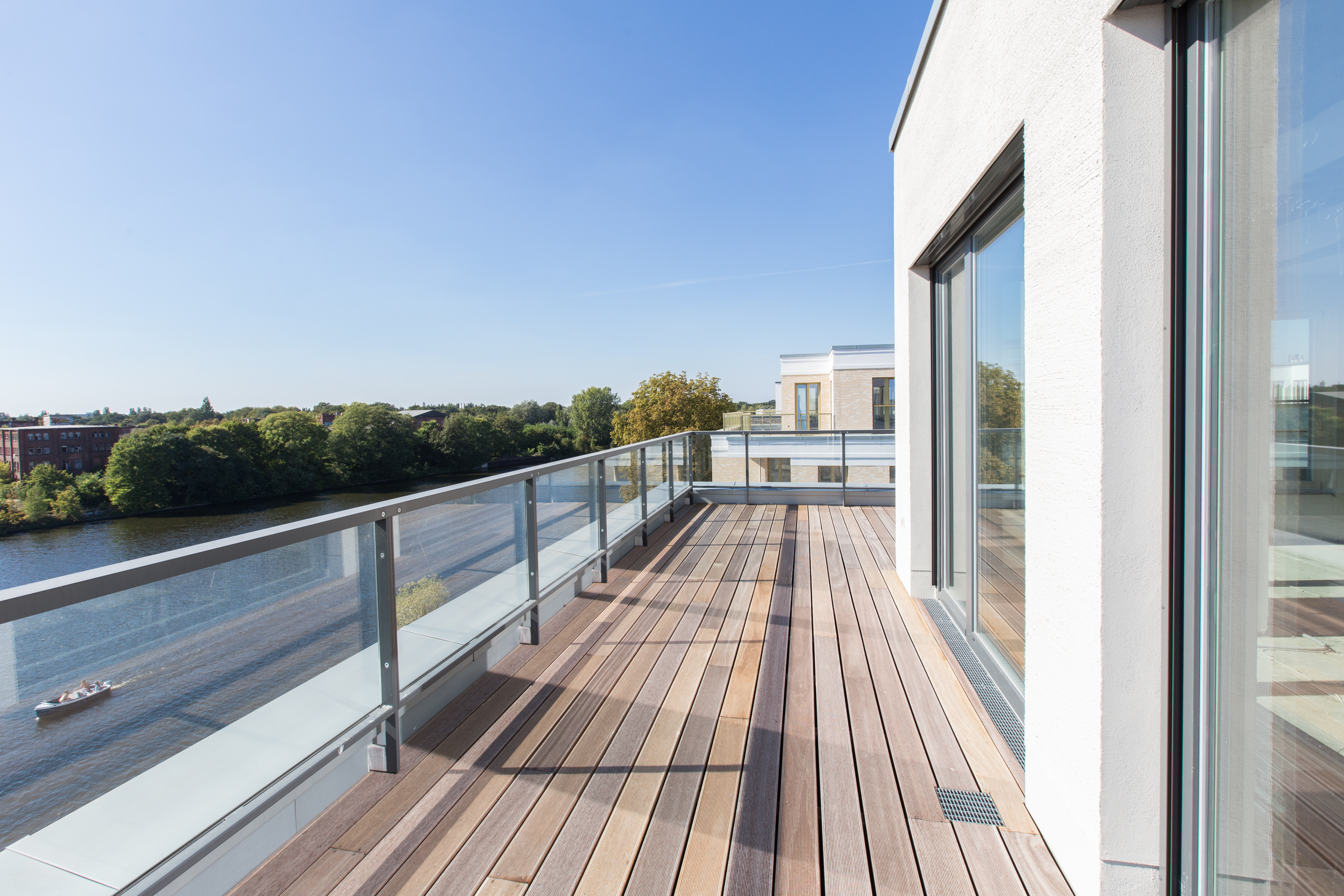 Mit Blick vom Balkon auf das Wasser vom Berliner BUWOG Quartier Uferkrone