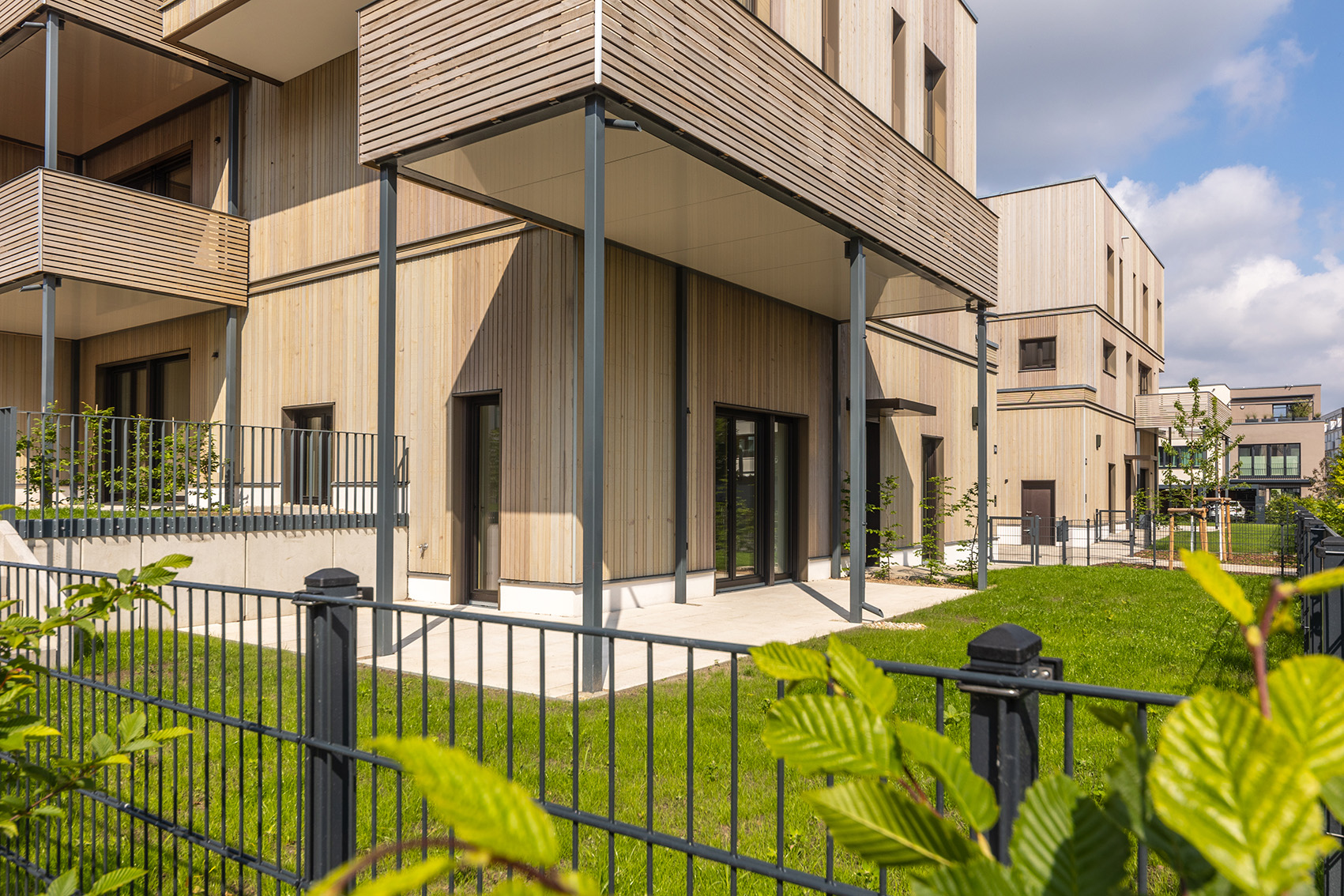 Holzbauprojekt BUWOG Lotsenhäuser im Berliner Quartier 52 Grad Nord mit Blick auf den begrünten Garten