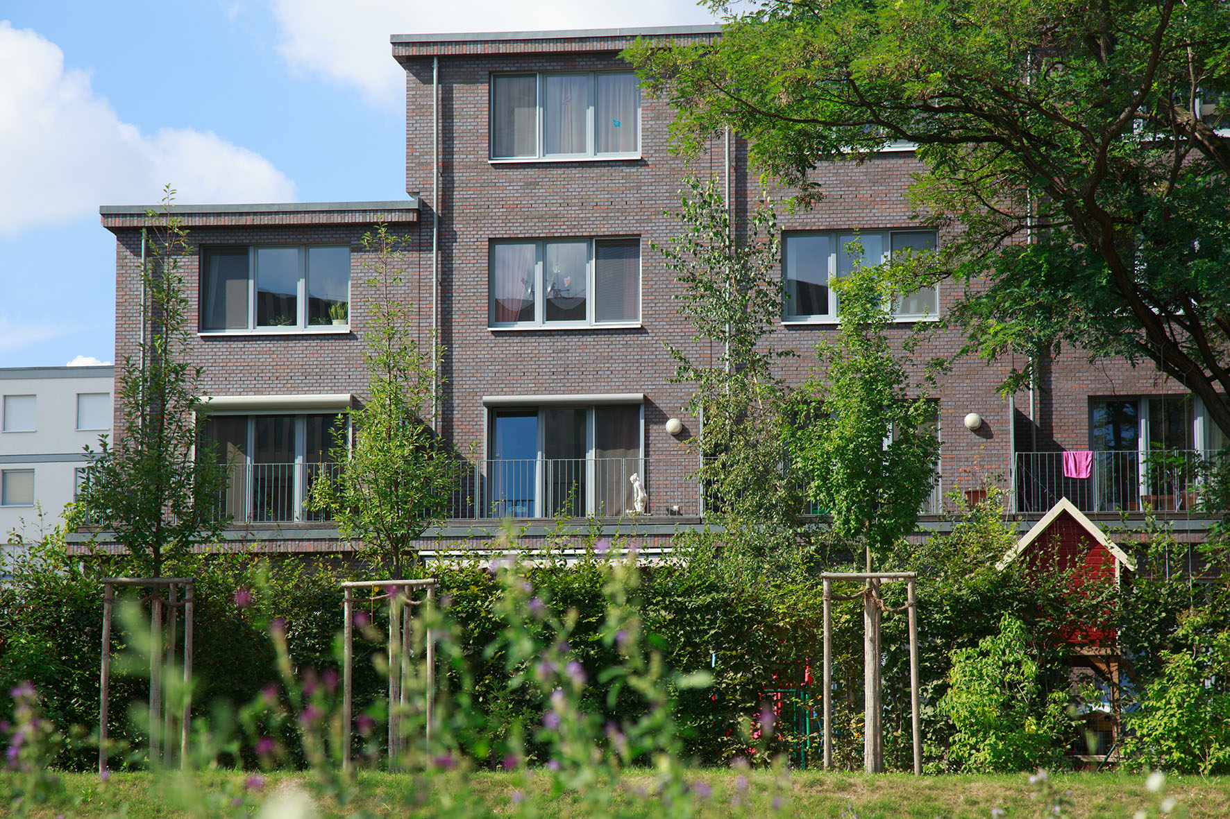 Mit Blick von außen auf die Balkone vom Berliner BUWOG Quartier Townhouses Mitte