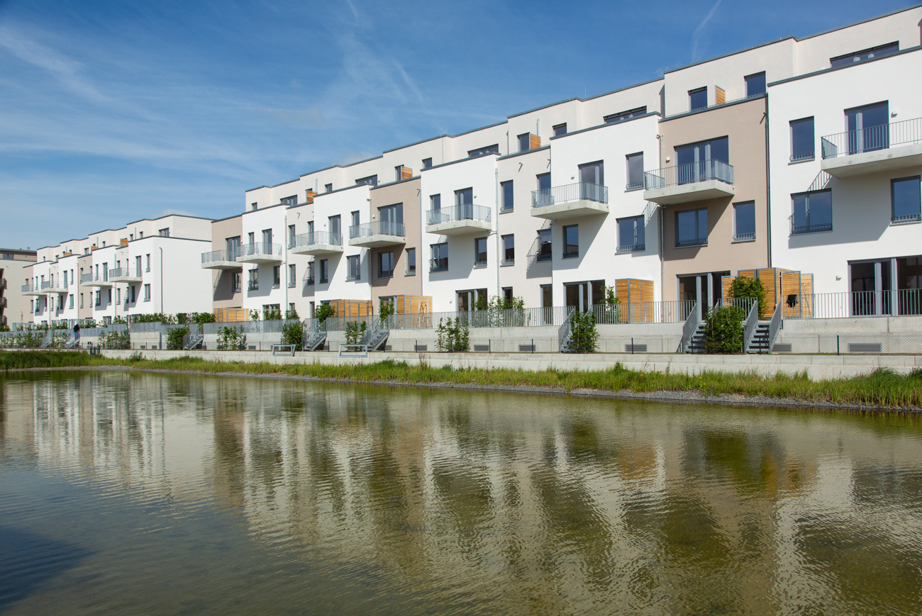 Mit Blick von der gegenüberliegenden Seite auf das komplette Berliner Neubauprojekt Seefeld I, welches zum BUWOG Quartier 52° Nord gehört