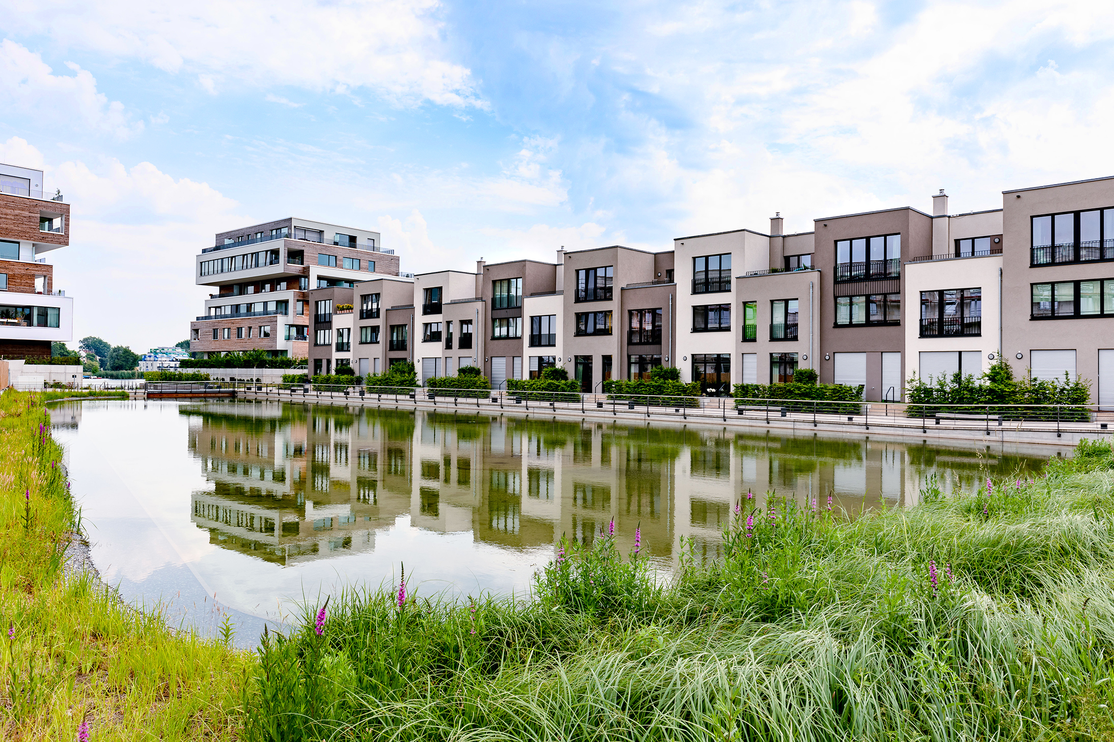 Nachhaltige Schwammstadt: Wasserbecken mit Ufersaum. Foto: BUWOG