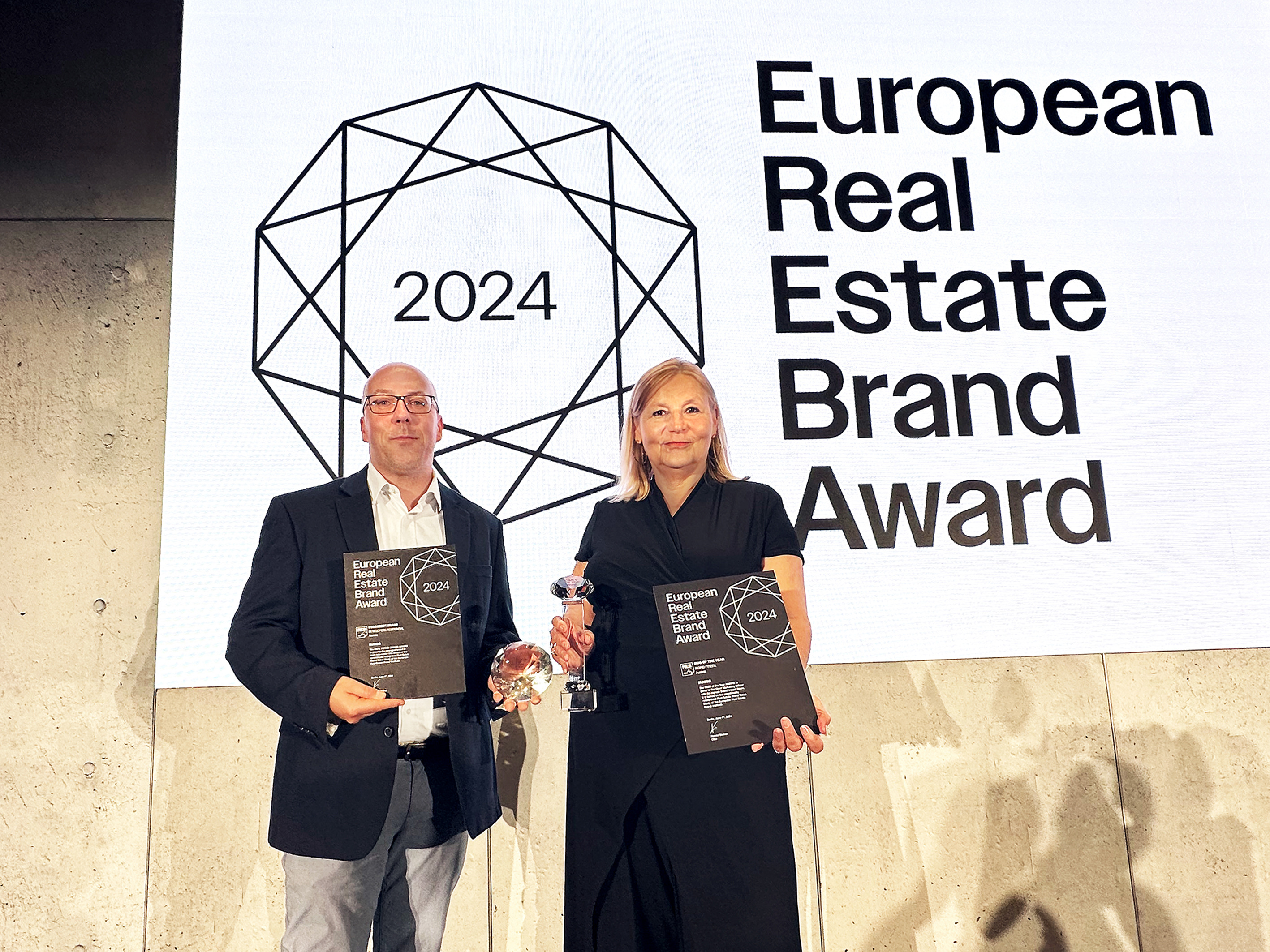 Dr. Ingrid Fitzek-Unterberger (Head of Marketing & Communication) and Michael Divé (Press Spokesman Germany) accept the awards.