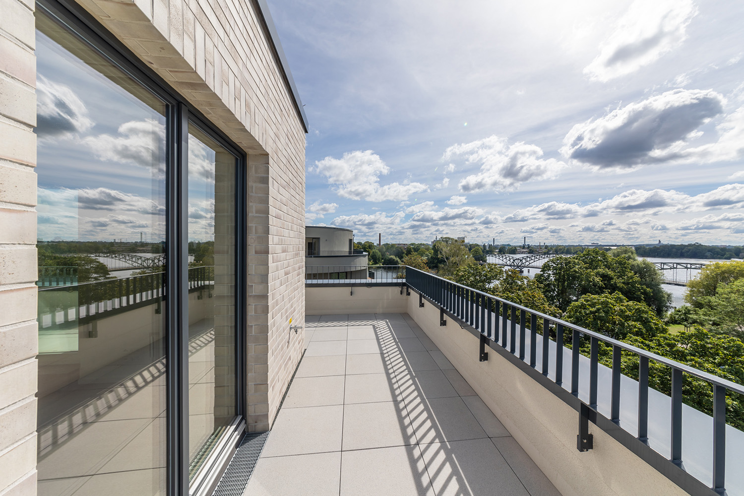 Neubauprojekt BUWOG Havelkiesel im Quartier Speicherballett mit Blick von einer Terrasse auf die Havel