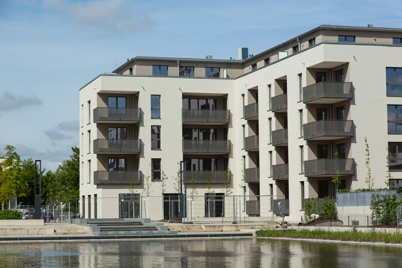 Mit Blick von der gegenüberliegenden Seite auf die Außen- und Balkonansicht des Berliner Neubauprojekts Seefeld II, welches zum BUWOG Quartier 52° Nord gehört