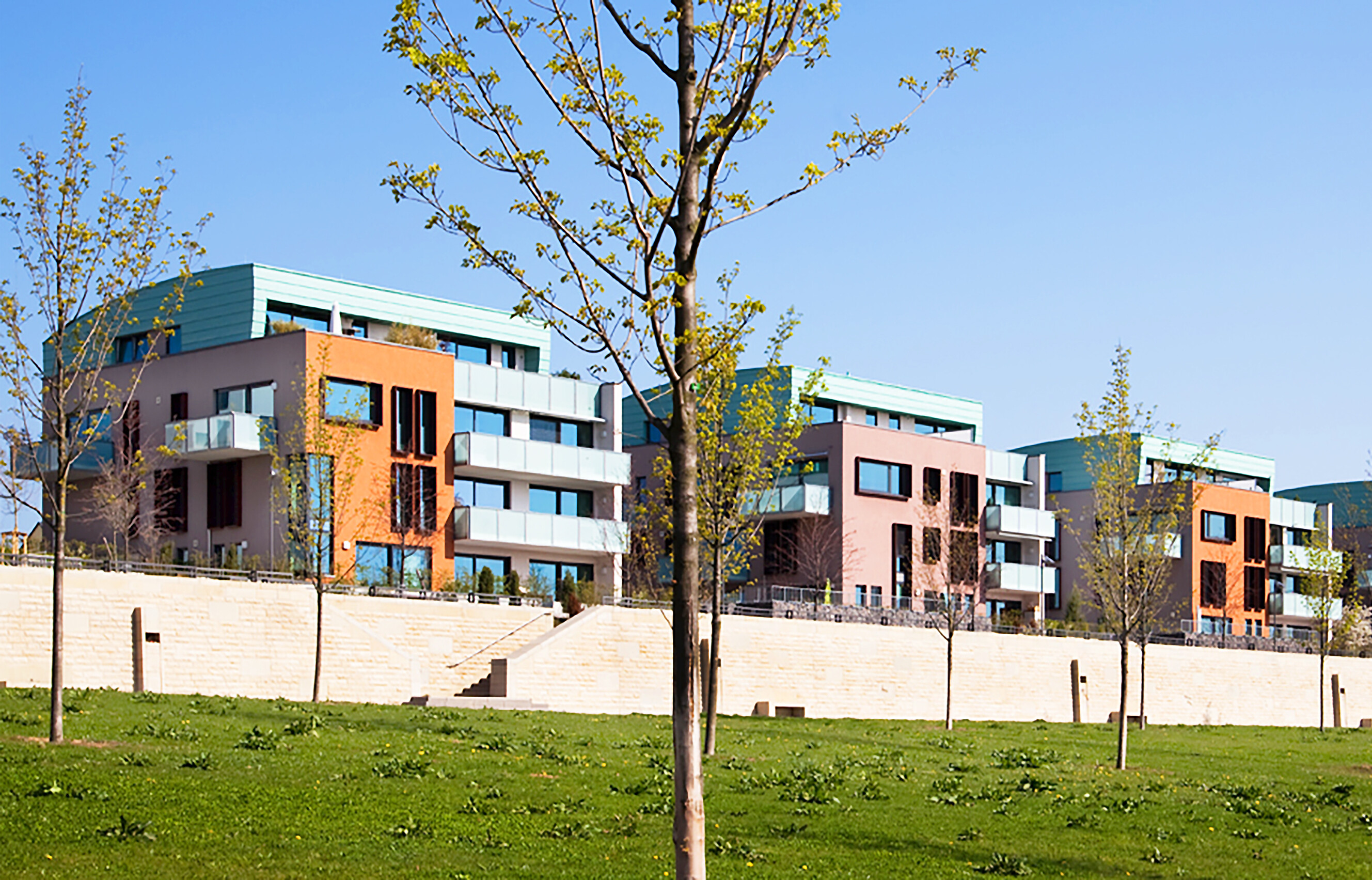 Mit Blick aus der Ferne aus auf die Außenansicht mehrerer Gebäude des BUWOG Neubauprojekts SKYLiNE 1 im Rhein-Main-Gebiet