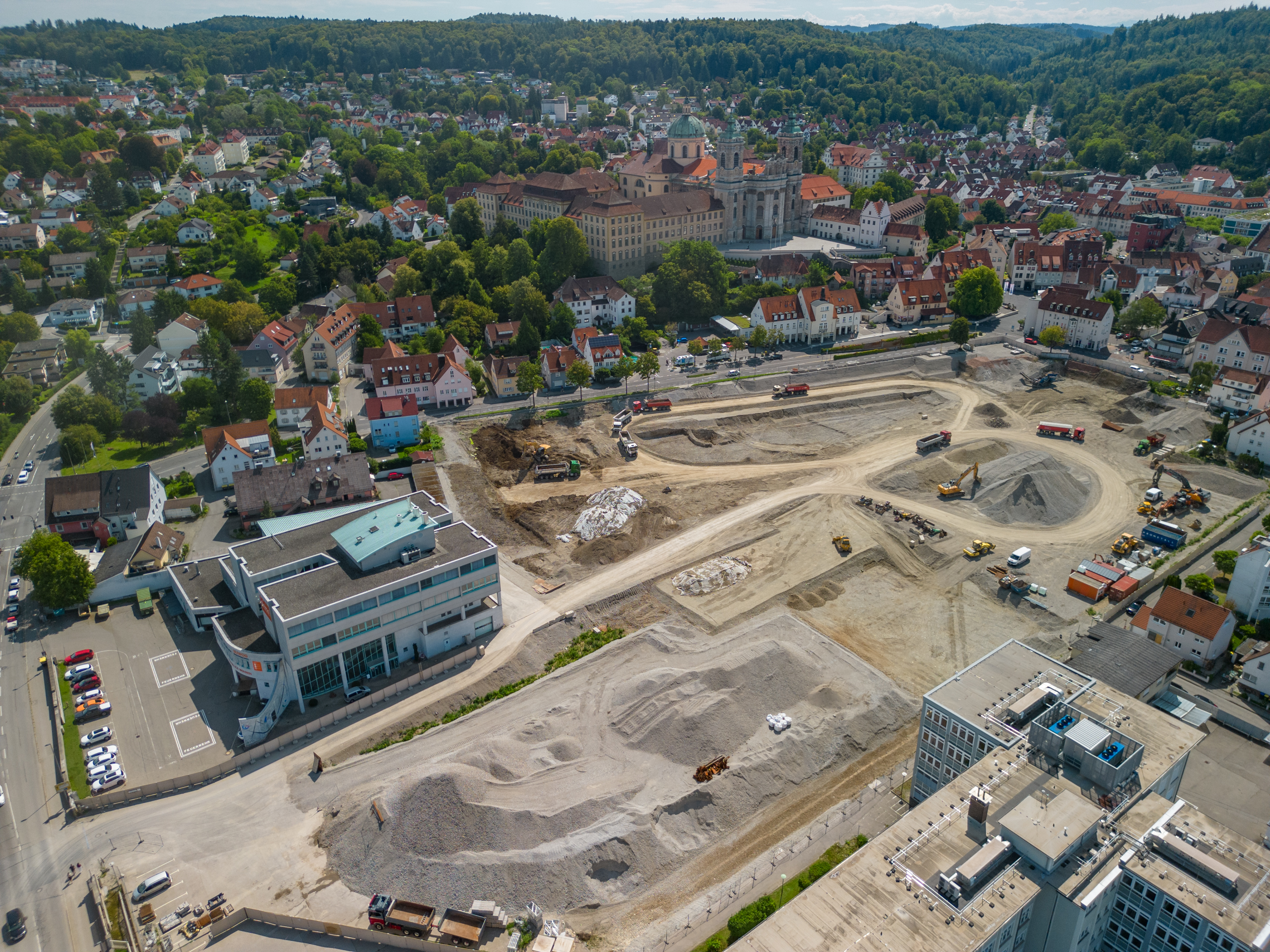 Aktuelle Drohnenaufnahme zeigt die Stelle, an der das Neubauprojekt Martinshöfe entstehen soll