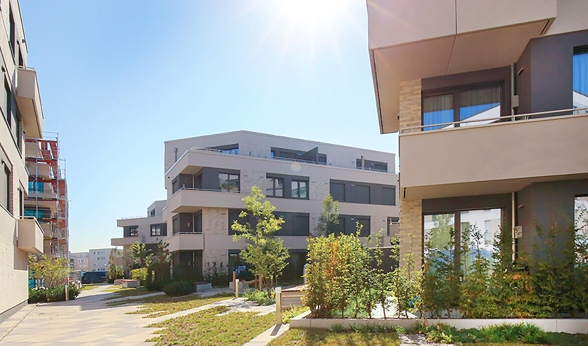 Mit Blick auf die Frontansicht vom Hof aus auf das Wohnkomplex vom BUWOG Neubauprojekt Alegoré im Rhein-Main-Gebiet
