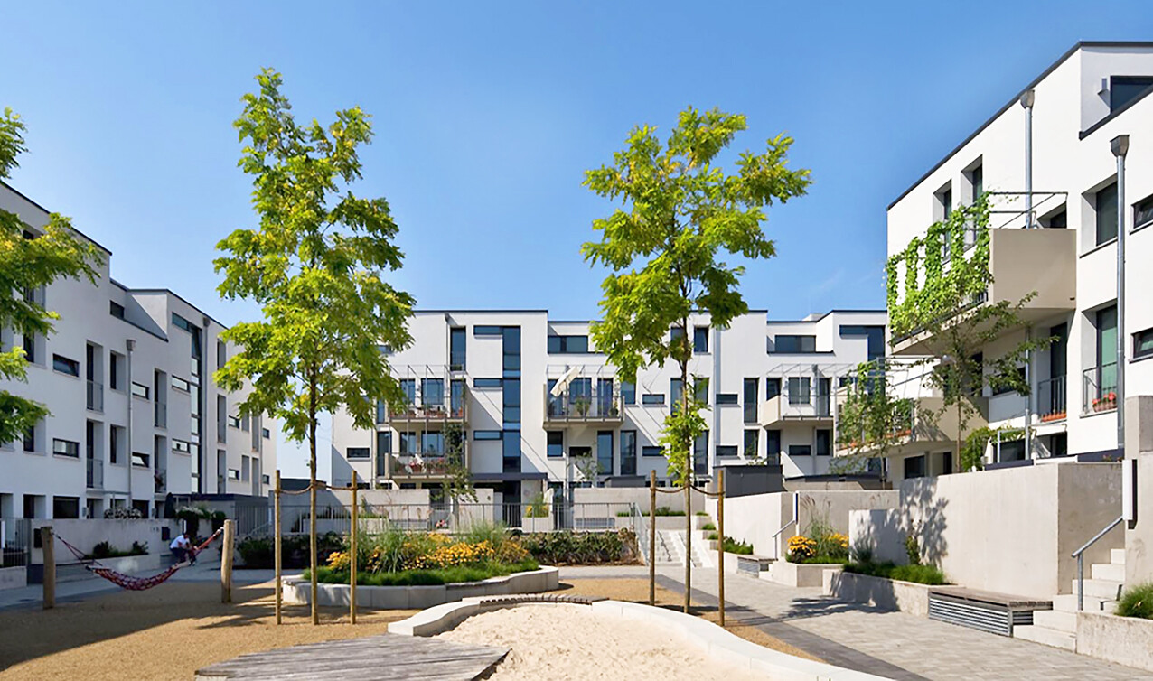 Mit Blick auf die Frontansicht vom Hof aus auf das Areal des BUWOG Neubauprojekts Take5 im Rhein-Main-Gebiet