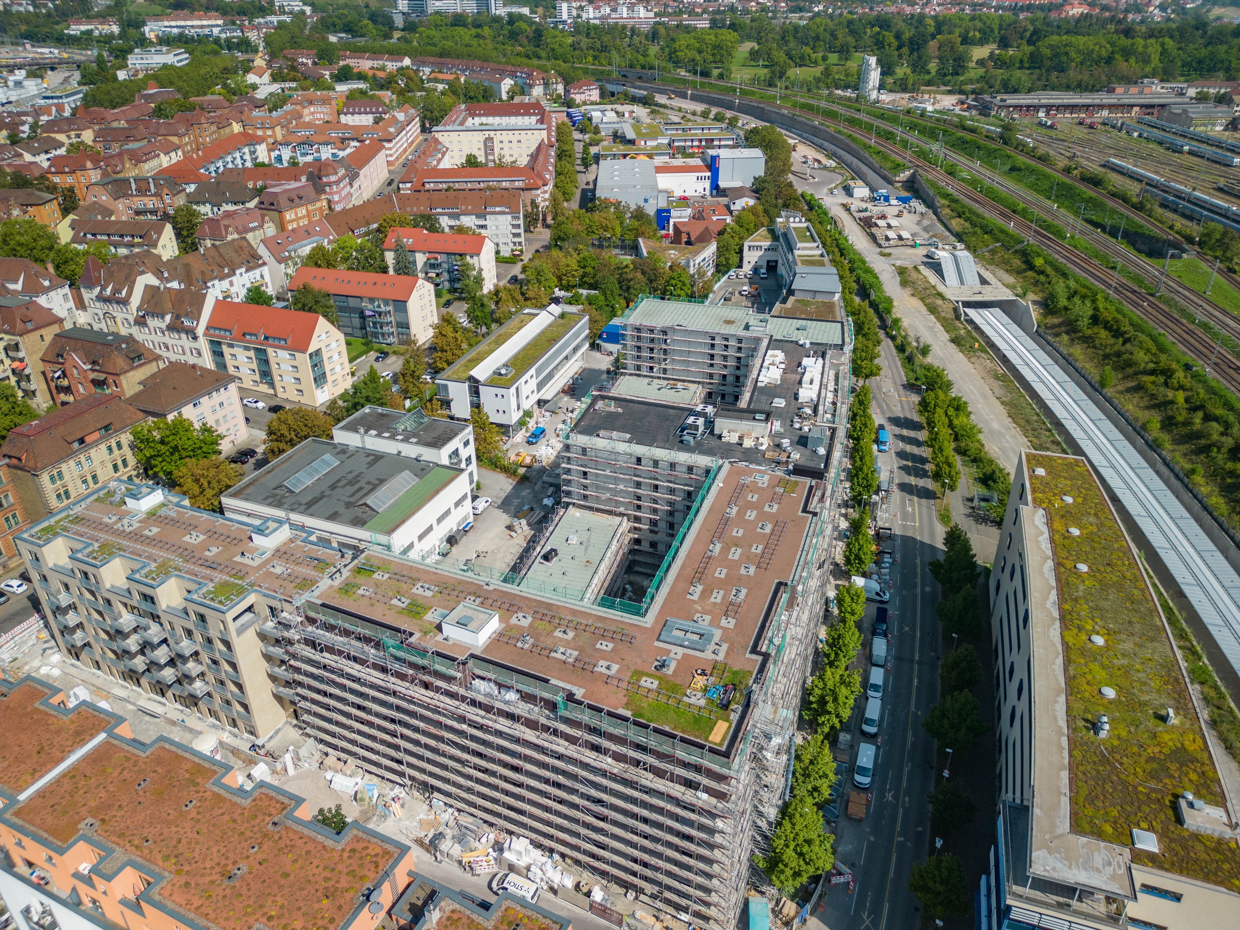 Drohnenaufnahme Rümelinstraße: Aufnahme zeigt die Bebauungstelle, auf der noch Häuser stehen. Die Stelle ist links von den Häusern, die sich noch im Bau befinden.