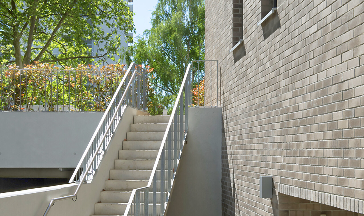 Mit Blick auf die Außentreppe und auf die Begruenung des BUWOG Neubauprojekts HURRY UP, MARC! im Rhein-Main-Gebiet
