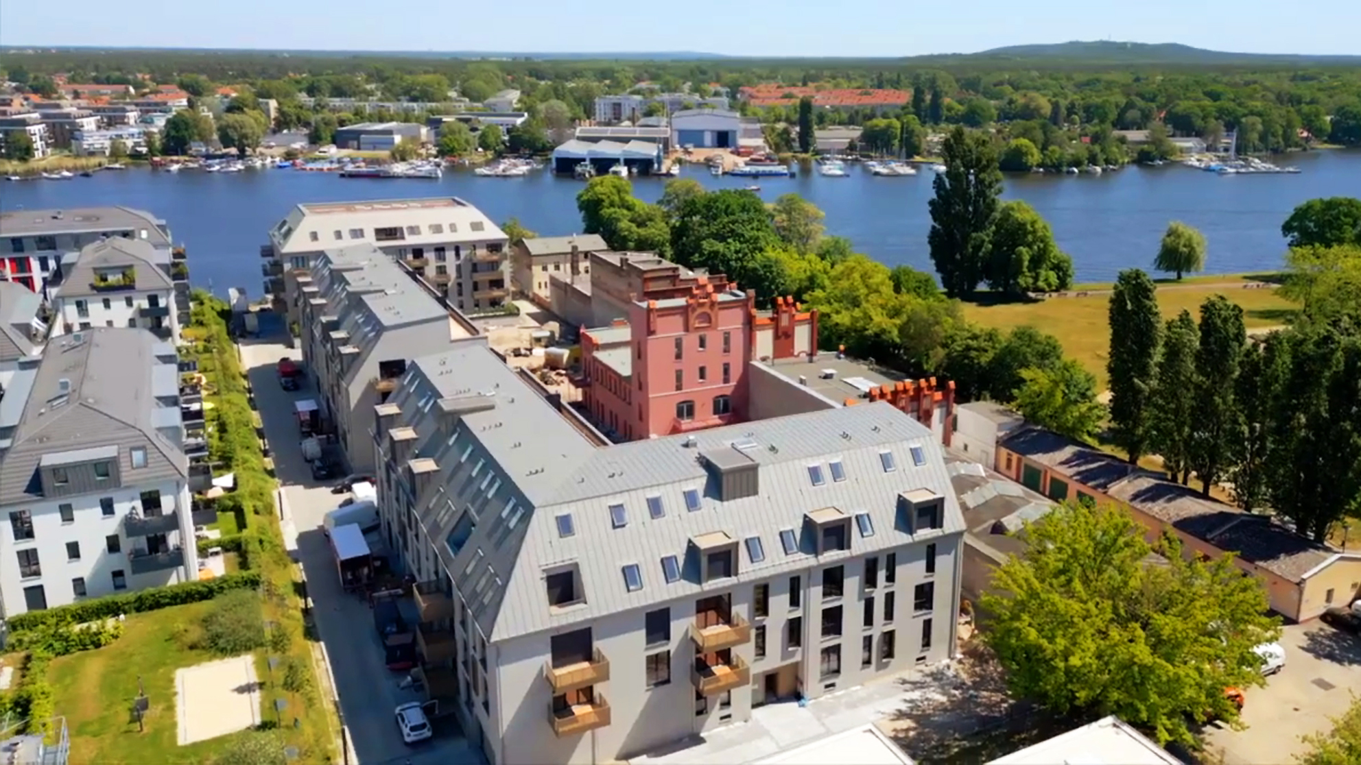 Luftbild mit Blick auf das Neubauprojekt BUWOG HELLING HOF im Quartier 52 Grad Nord am Ufer der Dahme