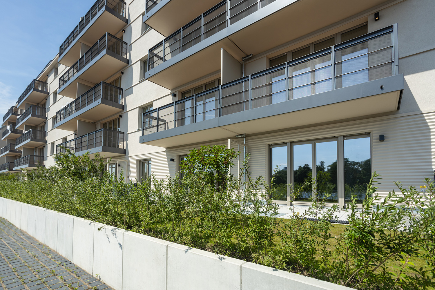 Neubauprojekt BUWOG Havelspeicher im Quartier Speicherballett mit direktem Blick auf Balkone und Fenster