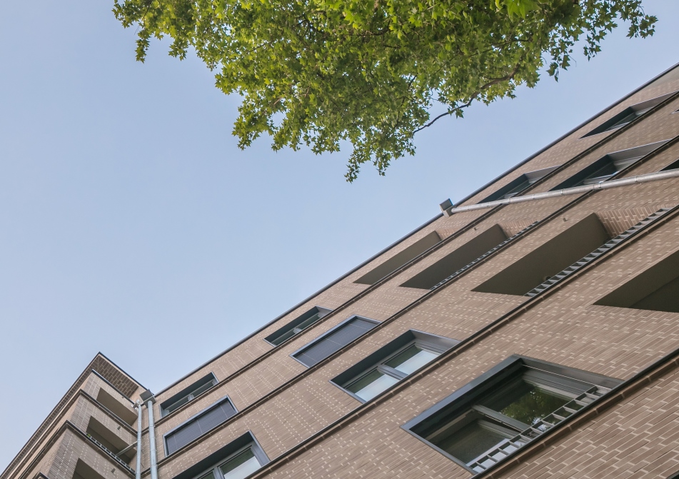 Aus der Nähe betrachtete Außenansicht mit Fenstern des Berliner BUWOG Neubauprojekts Gervin & Wilmers