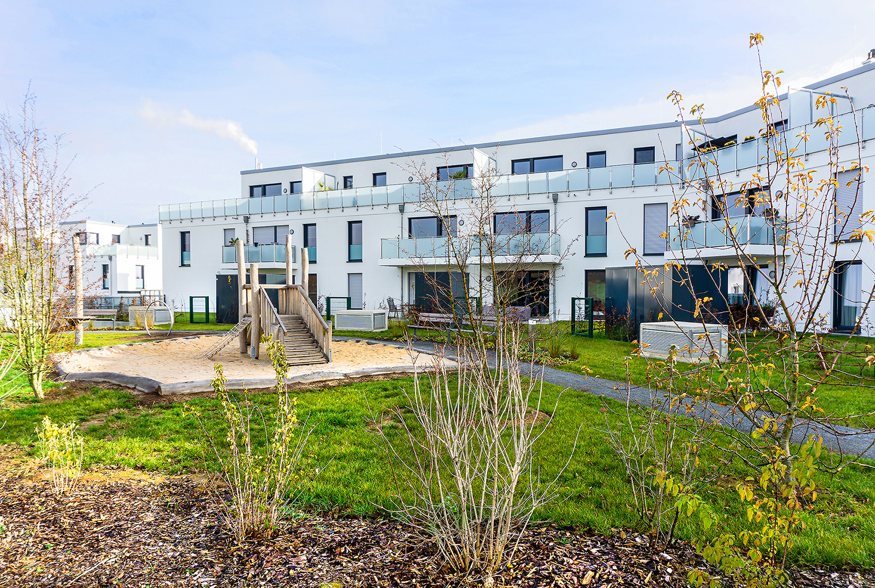 BUWOG Neubauprojekt Landgut in Hanau Mittelbuchen mit Blick in den begrünten Innenhof mit Spielplatz